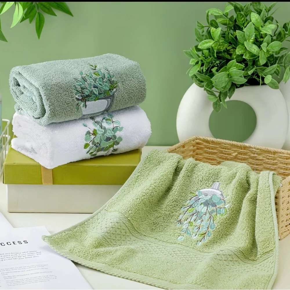 Elegant Green and White Bath Towel Set